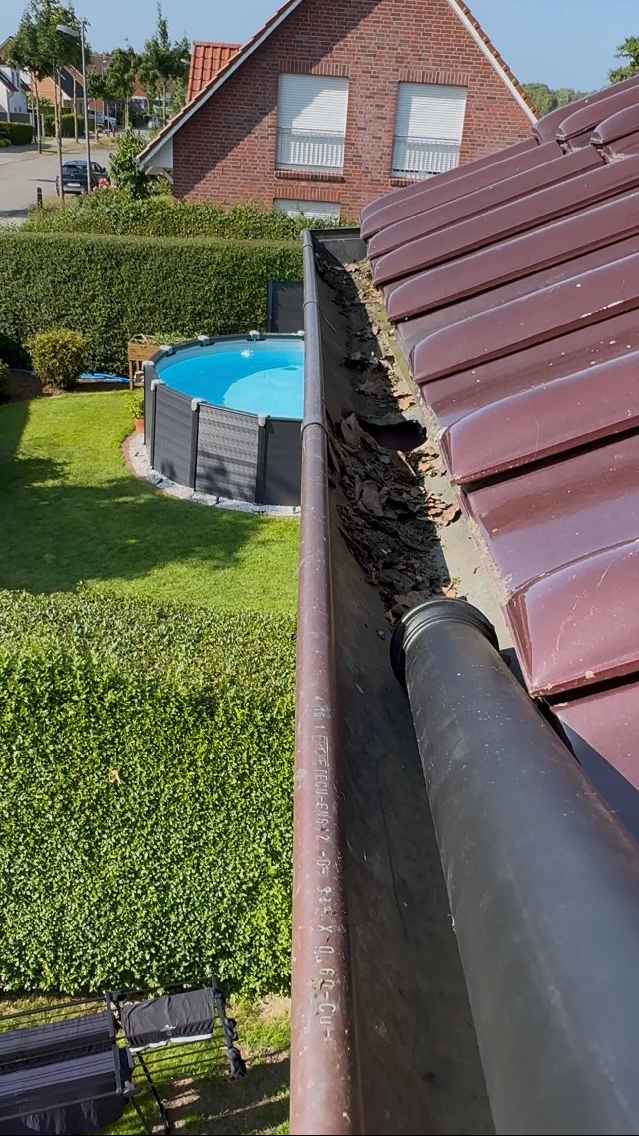Gereinigte Dachrinne an einem Einfamilienhaus